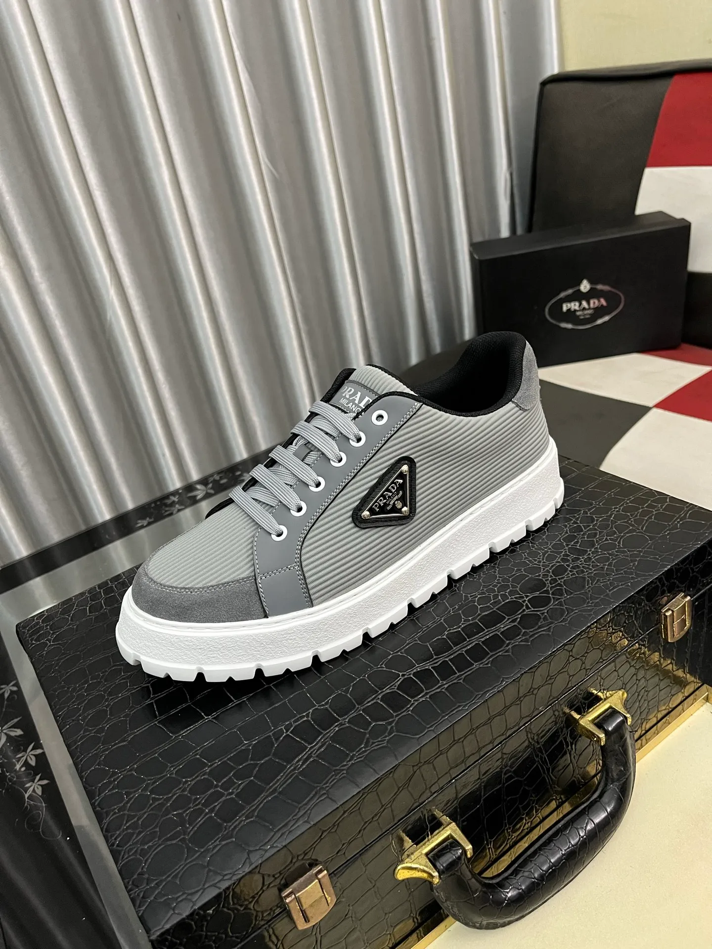 Men's Men's Shoes💰440⌚️⌚️《PRADA*》The latest and most popular casual shoes, top brand [seduce] luxury~purchasing agent, top~quality. [Strong] The upper is made of imported breathable special materials ➕ breathable feet (•) with fine workmanship. Original stylish and stylish soft rubber wear-resistant outsole, light and comfortable on the foot, size: 38-445️⃣colors available